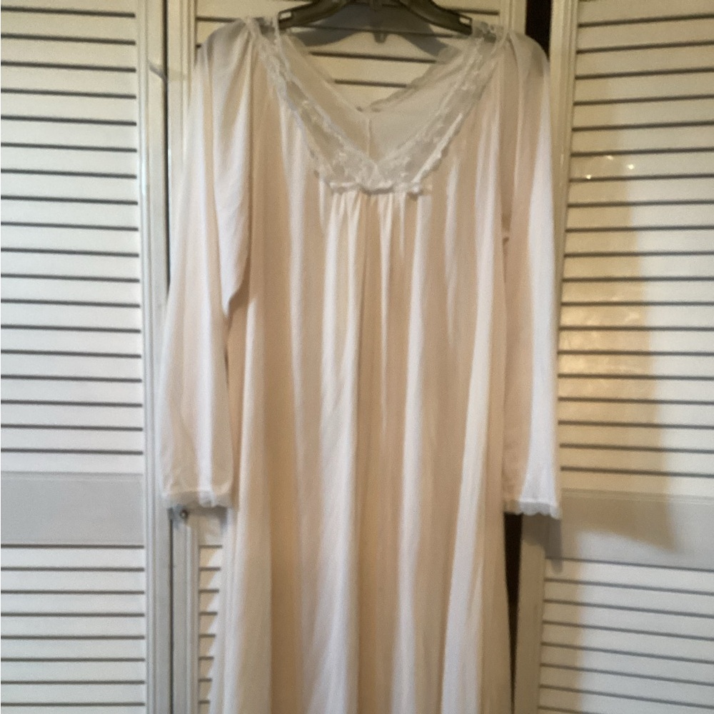 Vintage Shadowline ladies ivory maxi long sleeve nightgown